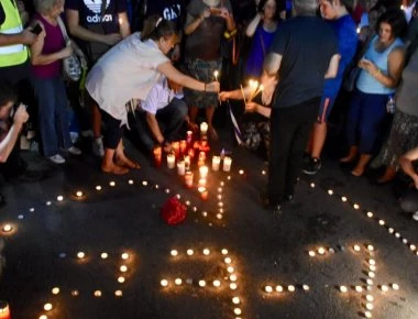 Σύνταγμα: Εκατοντάδες πολίτες θρηνούν ζητώντας συγνώμη για τις φωτιές στο Μάτι